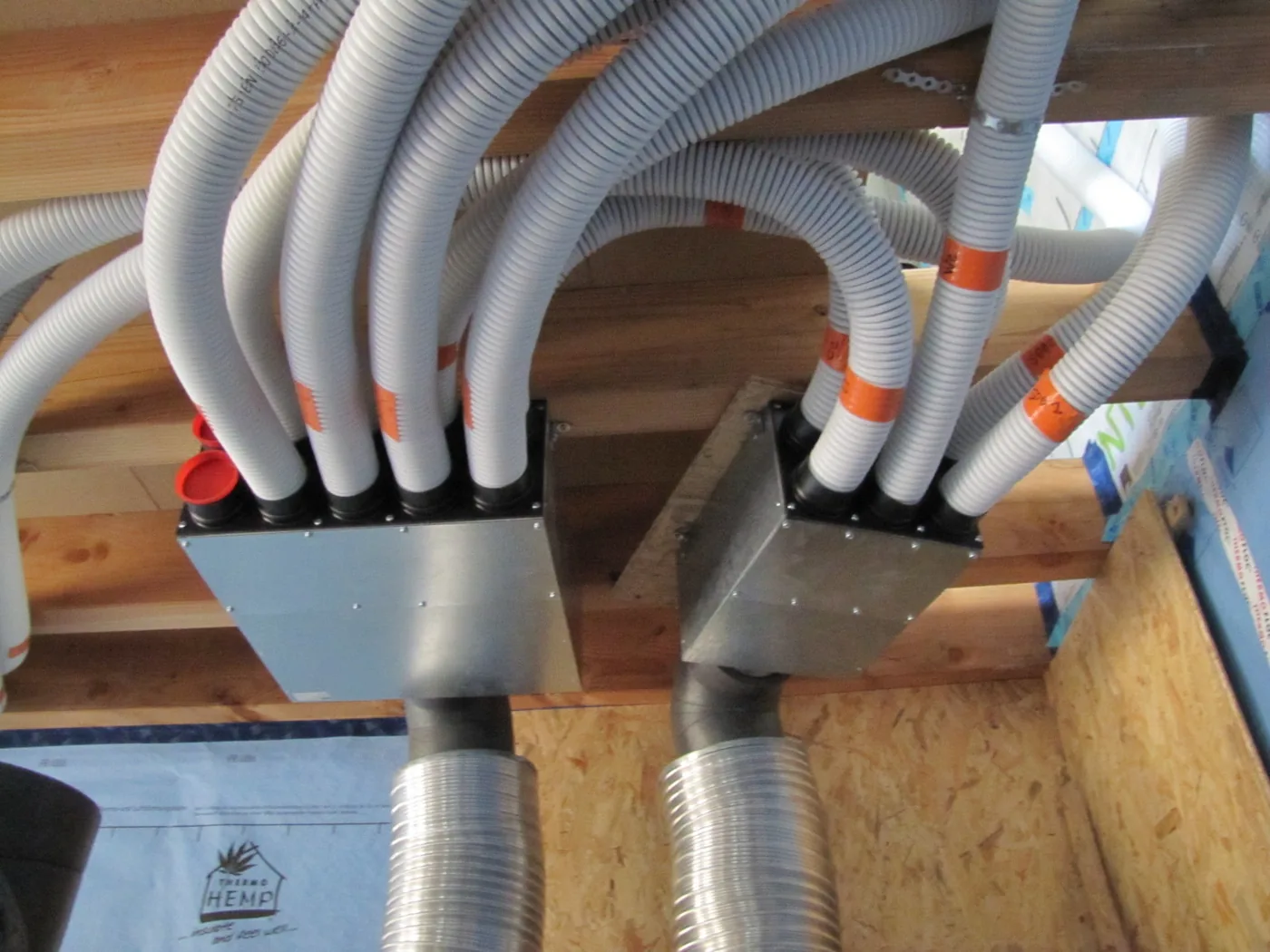 Réseau de gaines et conduits d'une VMC entretenu par Air75 VMC à Paris